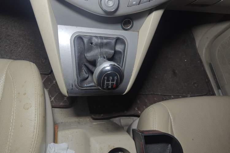 Used BYD S6 2013 Platinum Edition 2.0L Manual Luxury Model Gear Lever