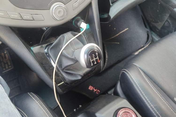 Used BYD S6 2013 Platinum Edition 2.0L Manual Luxury Model Gear Lever