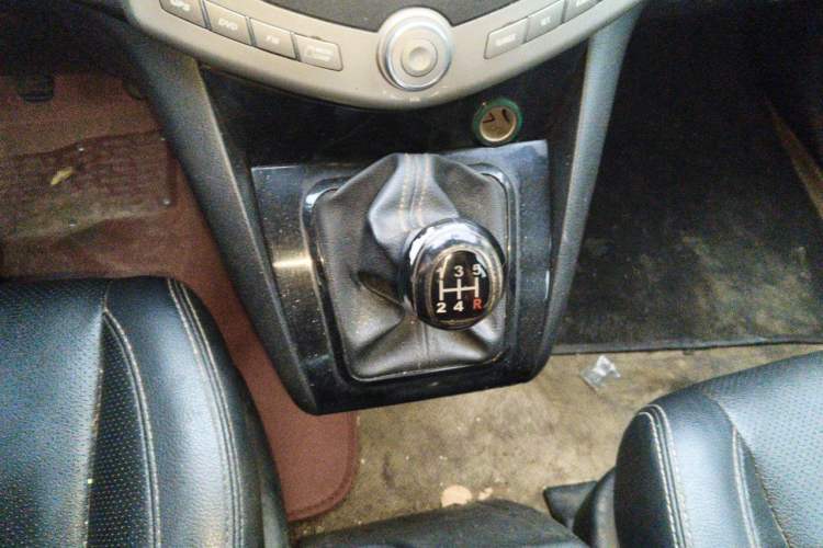 Used BYD S6 2013 Platinum Edition 2.0L Manual Luxury Model Gear Lever
