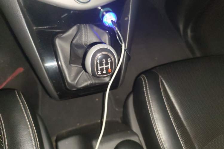 Used BYD S6 2013 Jingyue Edition 2.0L Manual Luxury Model 5 Seats Gear Lever