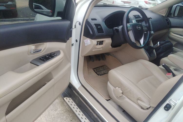 Used BYD S6 2013 Platinum Edition 2.0L Manual Luxury Model Interior 3