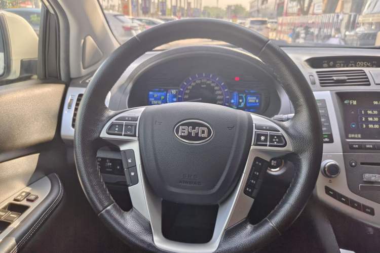 Used BYD S6 2013 Platinum Edition 2.4L Automatic Luxury Model Interior 3