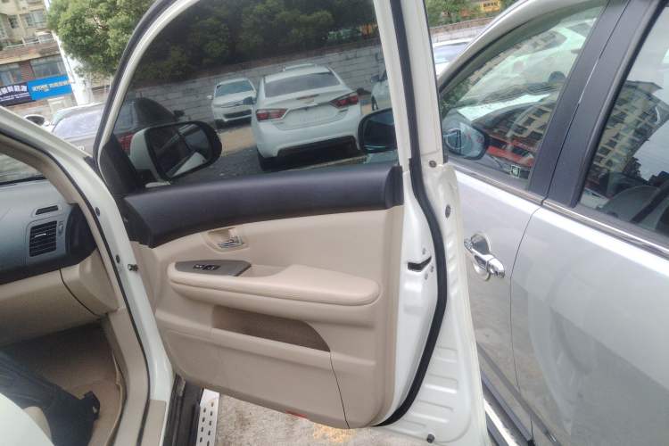 Used BYD S6 2013 Platinum Edition 2.0L Manual Luxury Model Interior 5