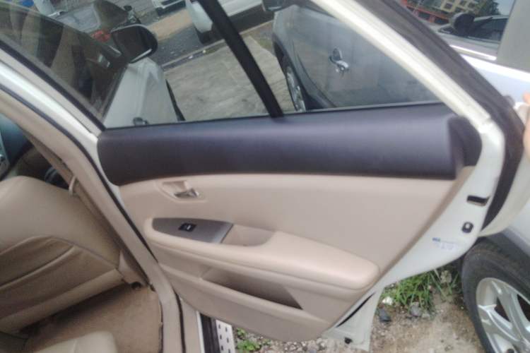 Used BYD S6 2013 Platinum Edition 2.0L Manual Luxury Model Interior 6