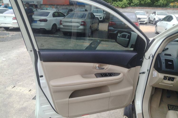 Used BYD S6 2013 Platinum Edition 2.0L Manual Luxury Model Interior 7