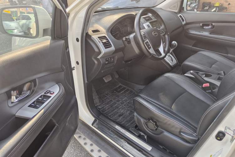 Used BYD S6 2013 Platinum Edition 2.4L Automatic Luxury Model Interior 7