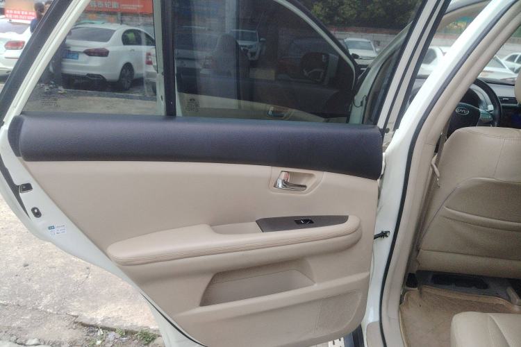 Used BYD S6 2013 Platinum Edition 2.0L Manual Luxury Model Interior 8