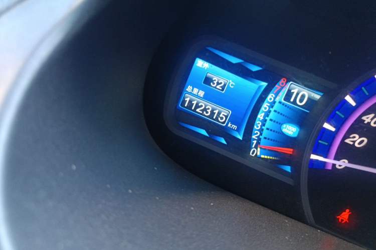 Used BYD S6 2013 Platinum Edition 2.0L Manual Luxury Model Odometer Close Up