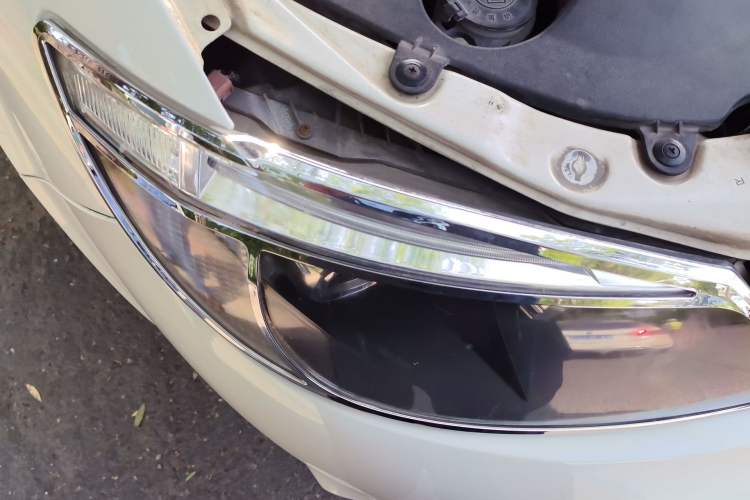 Used BYD S6 2013 Jingyue Edition 2.0L Manual Luxury Model 5 Seats Right Front Headlight