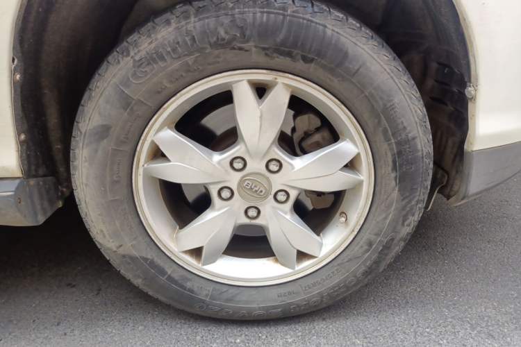 Used BYD S6 2013 Jingyue Edition 2.4L Automatic Elite Model 5 Seats Right Front Wheel Hub