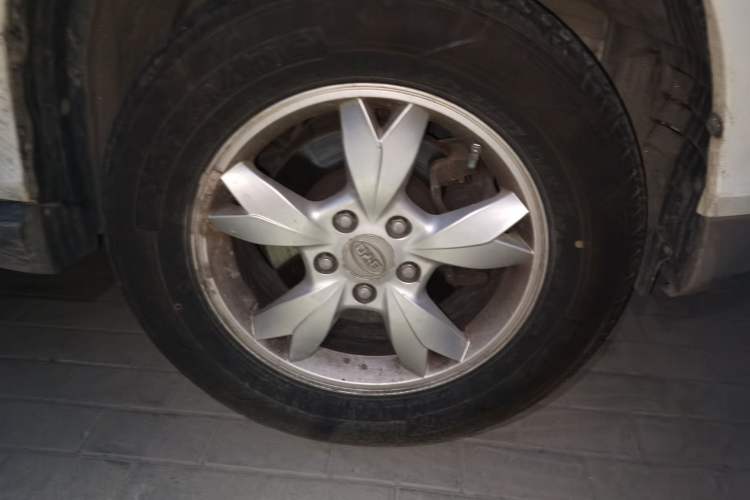 Used BYD S6 2013 Platinum Edition 2.0L Manual Luxury Model Right Front Wheel Hub