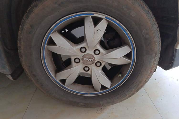 Used BYD S6 2013 Platinum Edition 2.0L Manual Luxury Model Right Front Wheel Hub