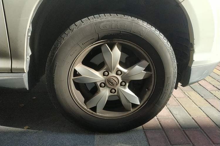 Used BYD S6 2013 Platinum Edition 2.0L Manual Luxury Model Right Front Wheel Hub