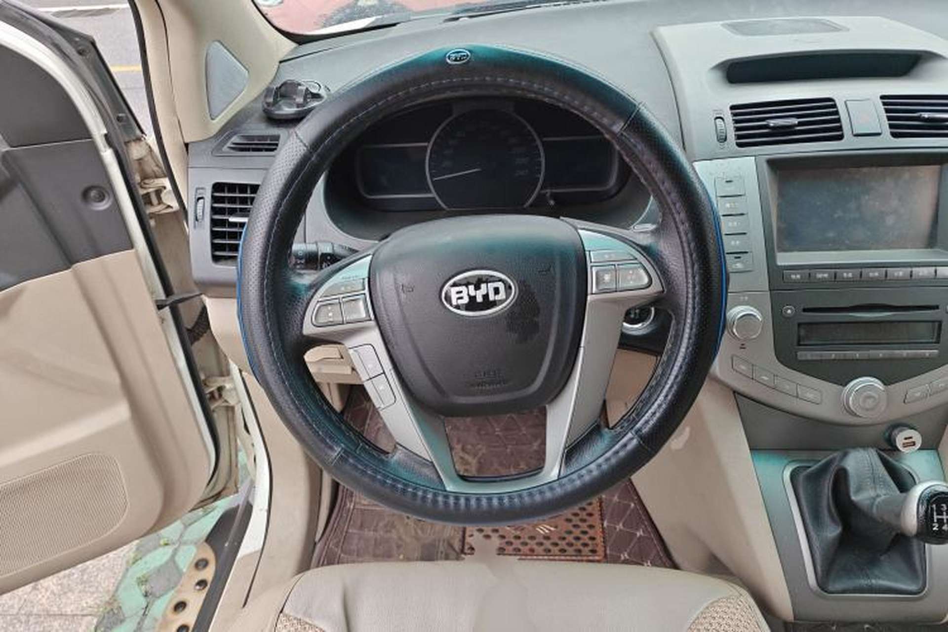 Used BYD S6 2013 Jingyue Edition 2.0L Manual Luxury Model 5 Seats Steering Wheel