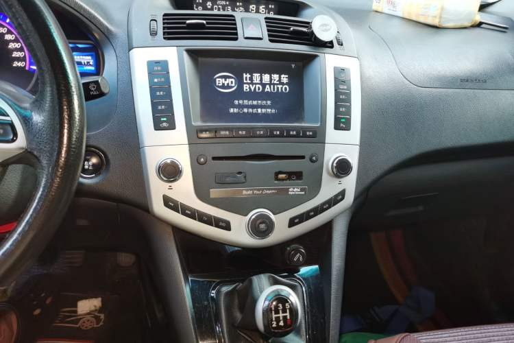 Used BYD S6 2013 Jingyue Edition 2.0L Manual Luxury Model 5 Seats Audio And AC Panel