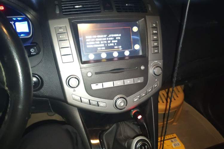 Used BYD S6 2013 Jingyue Edition 2.0L Manual Luxury Model 5 Seats Audio And AC Panel