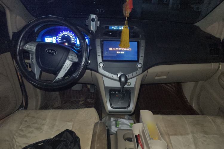 Used BYD S6 2013 Jingyue Edition 2.4L Automatic Luxury Model 5 Seats Center Console