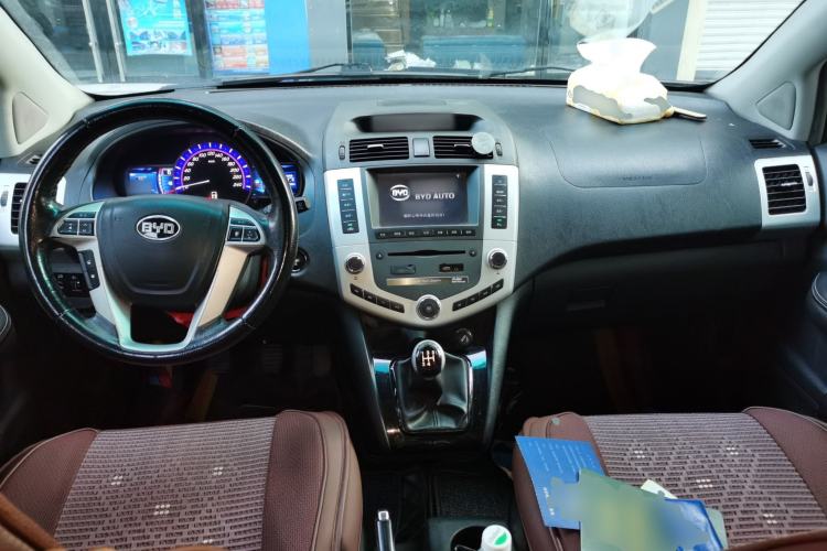 Used BYD S6 2013 Jingyue Edition 2.0L Manual Luxury Model 5 Seats Center Console