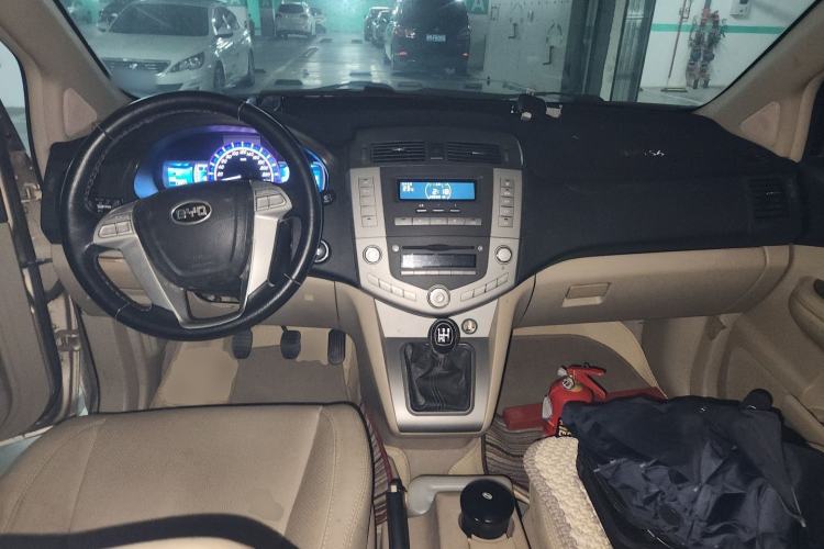 Used BYD S6 2013 Platinum Edition 2.0L Manual Luxury Model Center Console