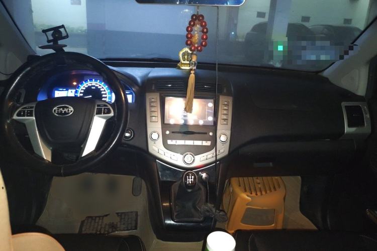 Used BYD S6 2013 Jingyue Edition 2.0L Manual Luxury Model 5 Seats Center Console