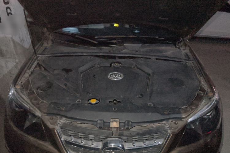 Used BYD S6 2013 Jingyue Edition 2.4L Automatic Luxury Model 5 Seats Engine Bay