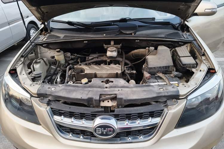 Used BYD S6 2013 Platinum Edition 2.4L Automatic Luxury Model Engine Bay