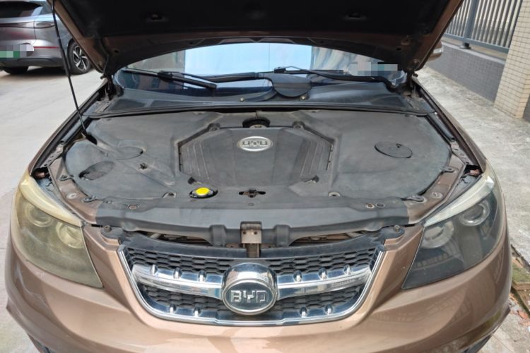 Used BYD S6 2013 Jingyue Edition 2.0L Manual Elite Model 5 Seats Engine Bay