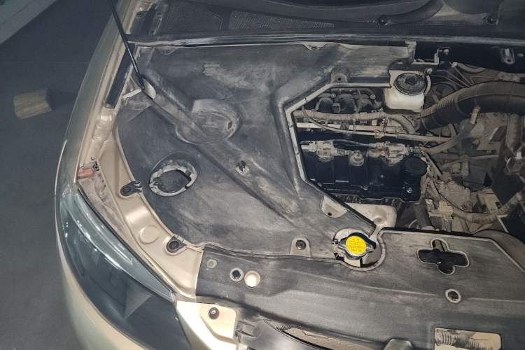 Used BYD S6 2013 Platinum Edition 2.0L Manual Luxury Model Engine Bay Right