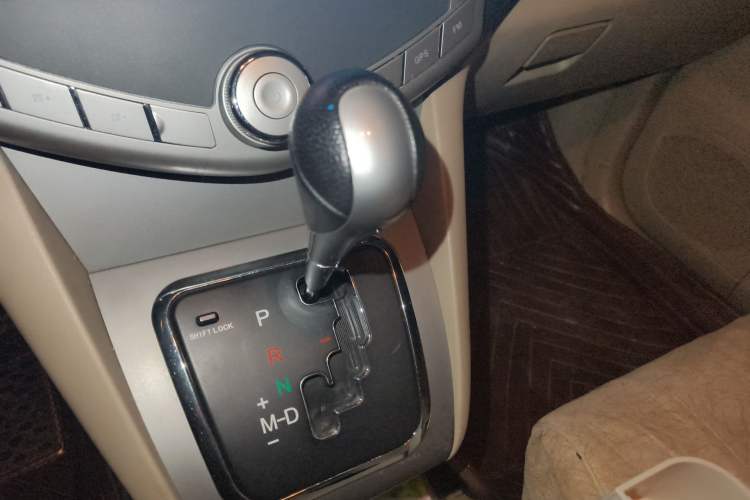 Used BYD S6 2013 Jingyue Edition 2.4L Automatic Luxury Model 5 Seats Gear Lever