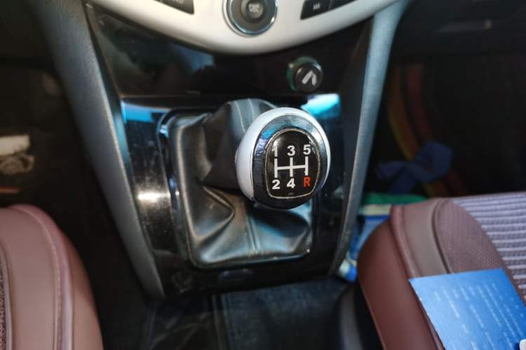 Used BYD S6 2013 Jingyue Edition 2.0L Manual Luxury Model 5 Seats Gear Lever