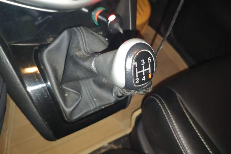 Used BYD S6 2013 Jingyue Edition 2.0L Manual Luxury Model 5 Seats Gear Lever
