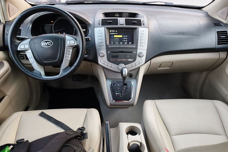 Used BYD S6 2013 Platinum Edition 2.4L Automatic Luxury Model Interior 2