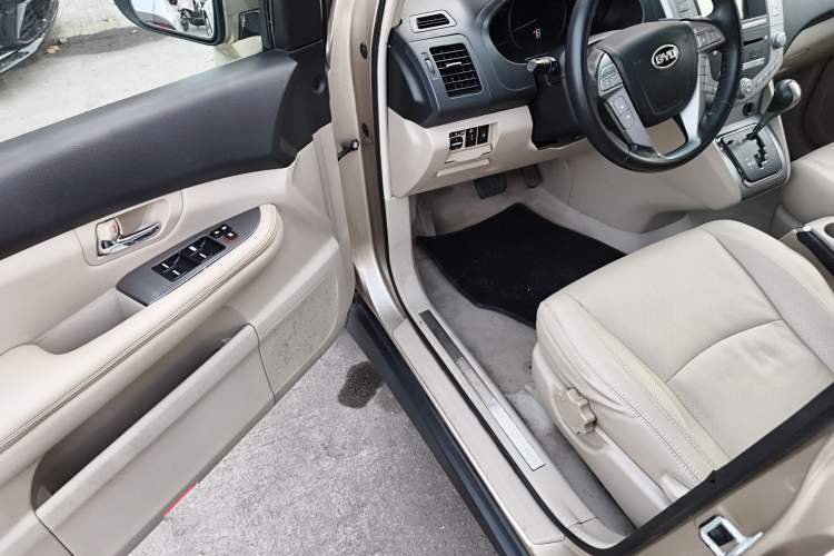 Used BYD S6 2013 Platinum Edition 2.4L Automatic Luxury Model Interior 3