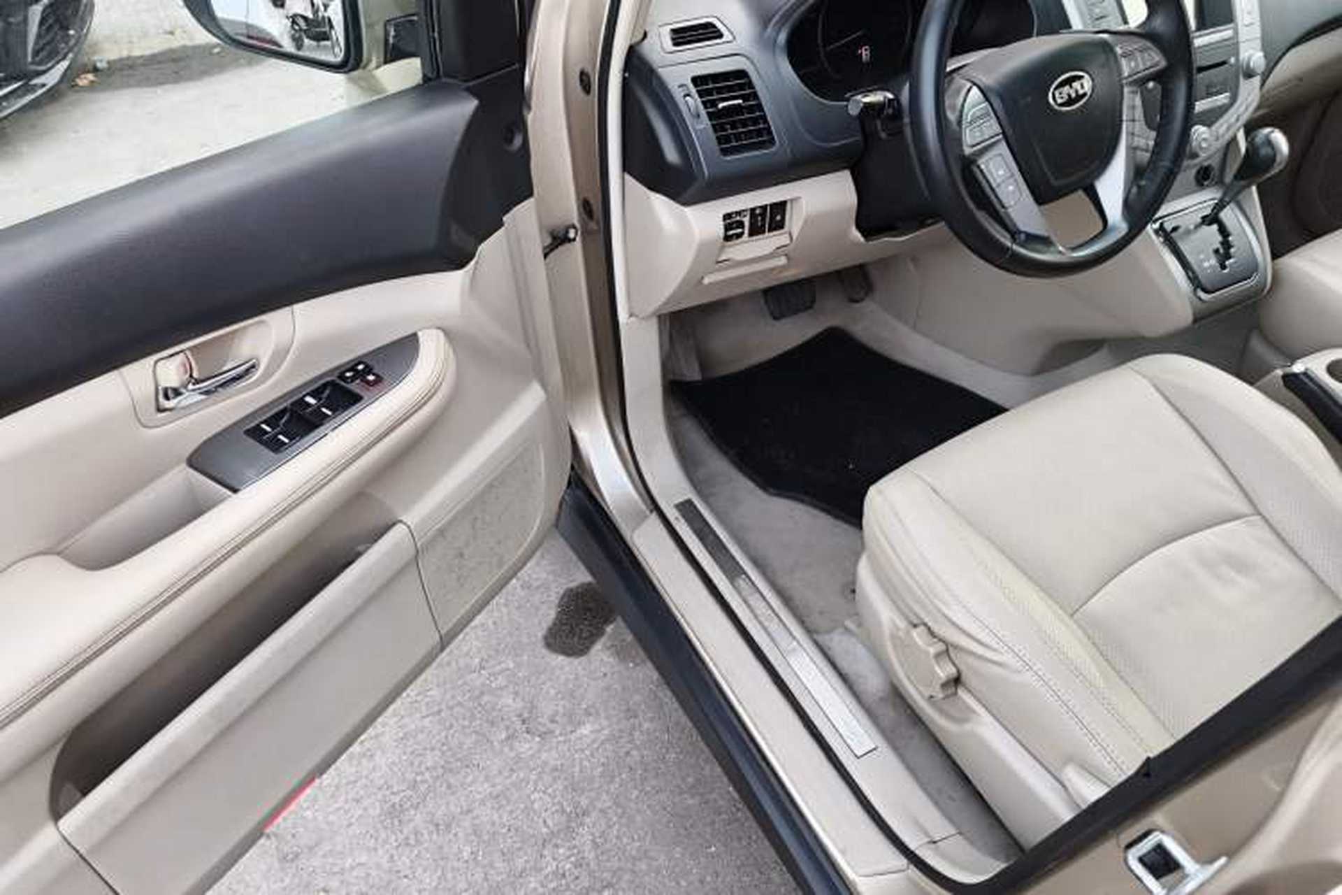 Used BYD S6 2013 Platinum Edition 2.4L Automatic Luxury Model Interior 3