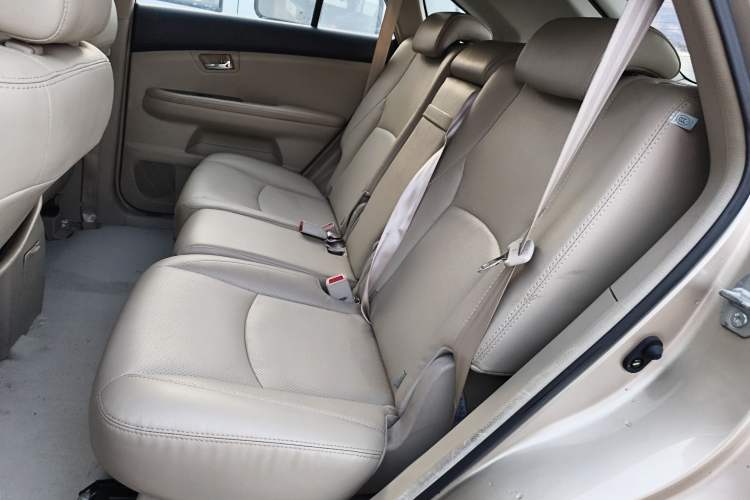 Used BYD S6 2013 Platinum Edition 2.4L Automatic Luxury Model Interior 4