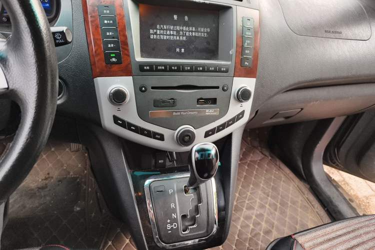 Used BYD S6 2014 2.4L Automatic Prestige 5-Seater Audio And AC Panel