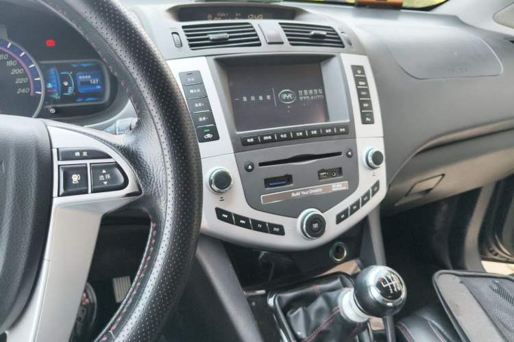 Used BYD S6 2014 1.5TI Manual Luxury 7-Seater Audio And AC Panel