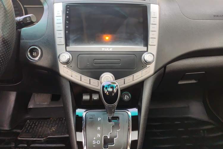 Used BYD S6 2014 2.4L Automatic Prestige 5-Seater Audio And AC Panel