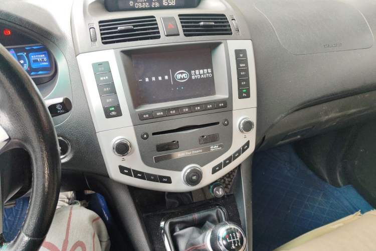 Used BYD S6 2014 1.5TI Manual Luxury 5-Seater Audio And AC Panel