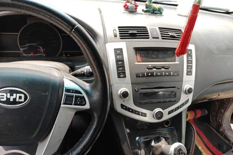 Used BYD S6 2014 2.0L Manual Luxury 5-Seater Audio And AC Panel