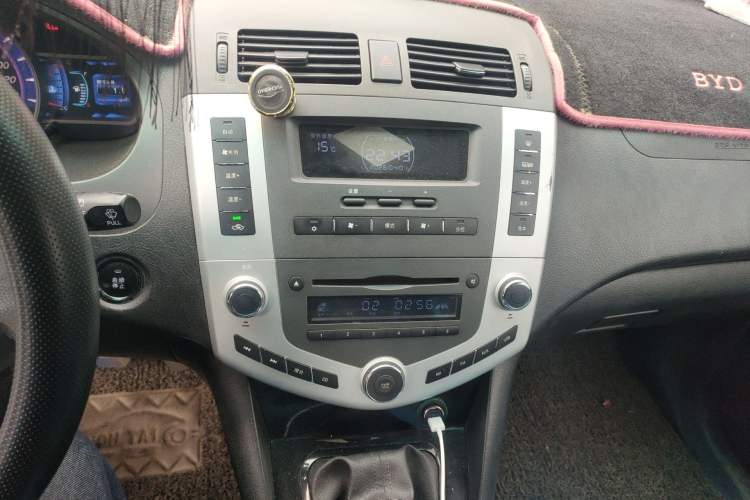 Used BYD S6 2014 2.0L Manual Luxury 5-Seater Audio And AC Panel