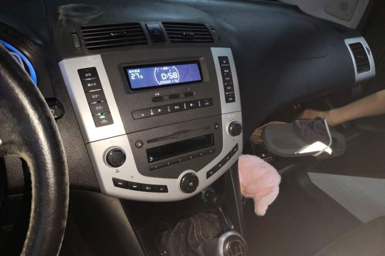 Used BYD S6 2014 2.0L Manual Luxury 7-Seater Audio And AC Panel