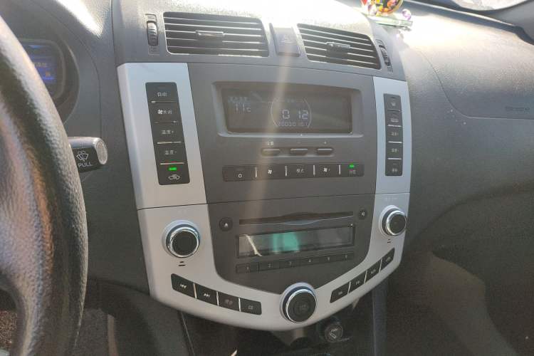 Used BYD S6 2014 2.0L Manual Luxury 5-Seater Audio And AC Panel