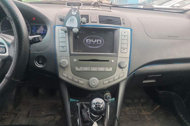 Used BYD S6 2014 1.5TI Manual Luxury 5-Seater Audio And AC Panel