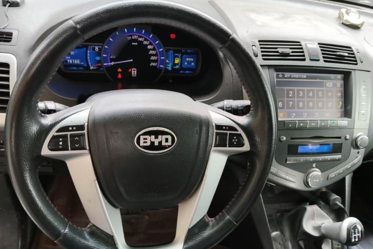 Used BYD S6 2014 2.0L Manual Luxury 5-Seater Center Console