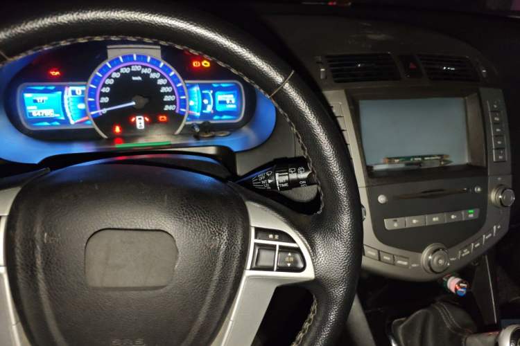 Used BYD S6 2014 2.0L Manual Elite Version 5 Seats Center Console