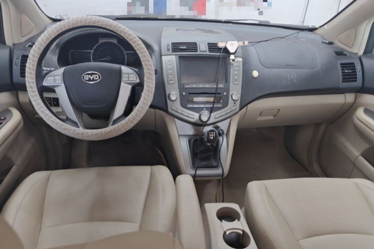 Used BYD S6 2014 2.0L Manual Luxury 5-Seater Center Console
