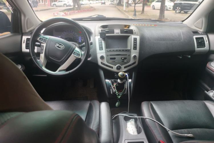 Used BYD S6 2014 1.5TI Manual Luxury 5-Seater Center Console