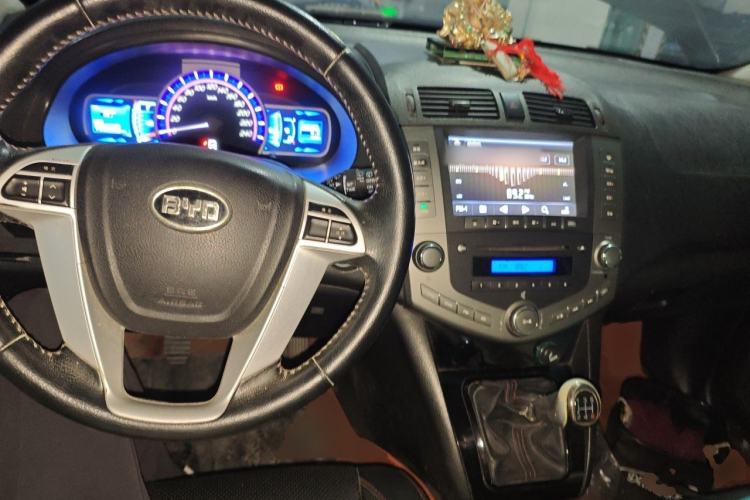 Used BYD S6 2014 2.0L Manual Luxury 5-Seater Center Console