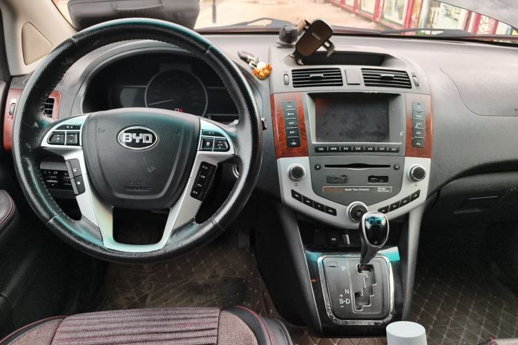 Used BYD S6 2014 2.4L Automatic Prestige 5-Seater Center Console
